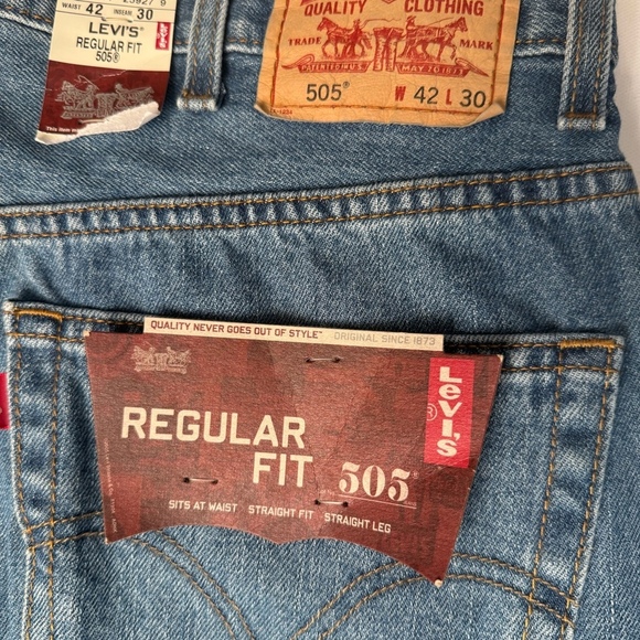 Levi's Men's 505 Regular Fit Straight Leg medium wash Blue Size (42x30) - Picture 6 of 7